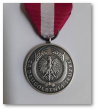 Medal srebrny za długoletnią służbę. Okrągły z wizerunkiem orła. Czerwono-biała wstążka.