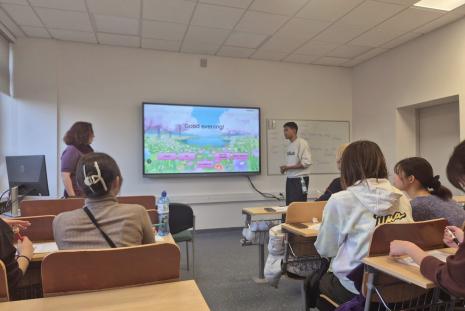 Zdjęcie przedstawia salę ćwiczeniową, grupę studentów i prowadzącą zajęcia