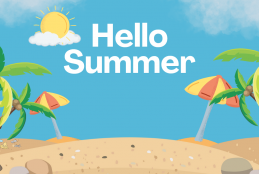 Zdjęcie przedstawia niebo ze słońcem oraz plażę z palmami i parasolami. Na środku znajduje się napis Hello Summer.